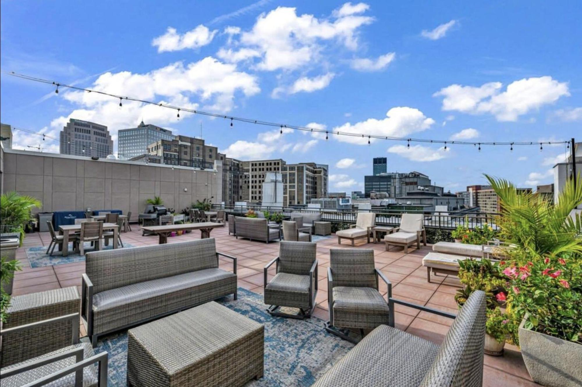 Heart Of Dt With Free Pool & Steam Gym Luxe 812 *
