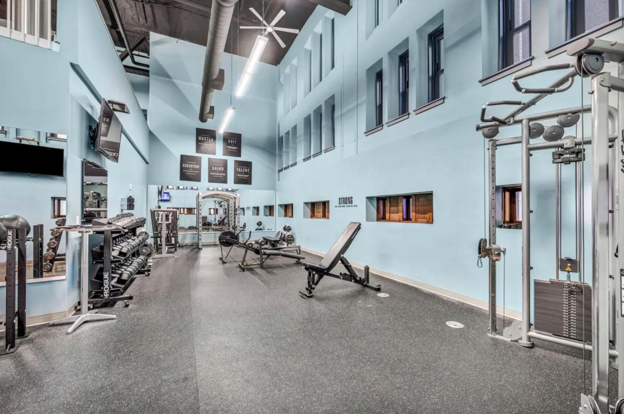 Heart Of Dt With Free Pool & Steam Gym Luxe 812 Apartment *