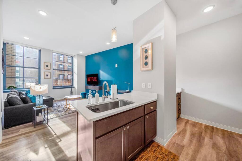 413- Heart Of Dt With Free Heated Pool And Gym Luxe Apartment Cleveland