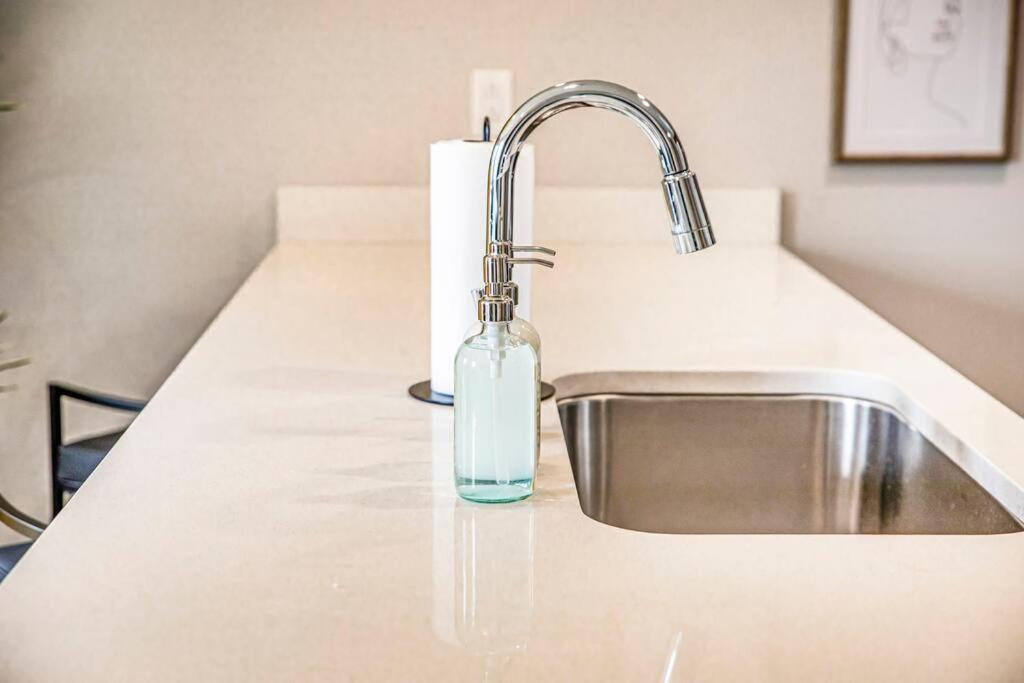 Heart Of Dt With Free Pool & Steam Gym Luxe 812 Apartment *