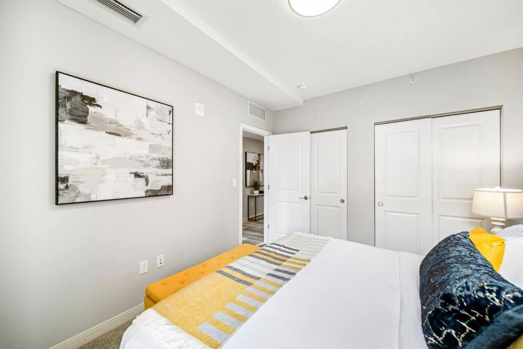 Heart Of Dt With Free Pool & Steam Gym Luxe 812 Apartment *