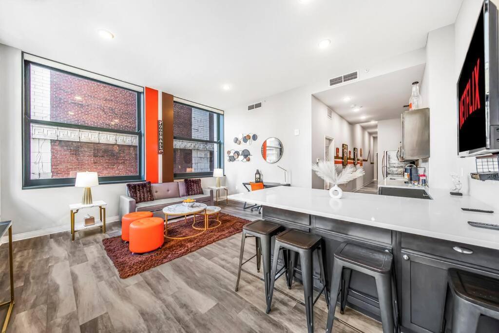 Heart Of Dt With Corner View And With Free Pool & Steam 307 * Cleveland