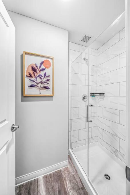 Heart Of Dt With Corner View And With Free Pool & Steam 307 Apartment