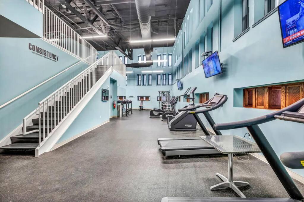 Apartment Heart Of Dt With Corner View And With Free Pool & Steam 307 Cleveland