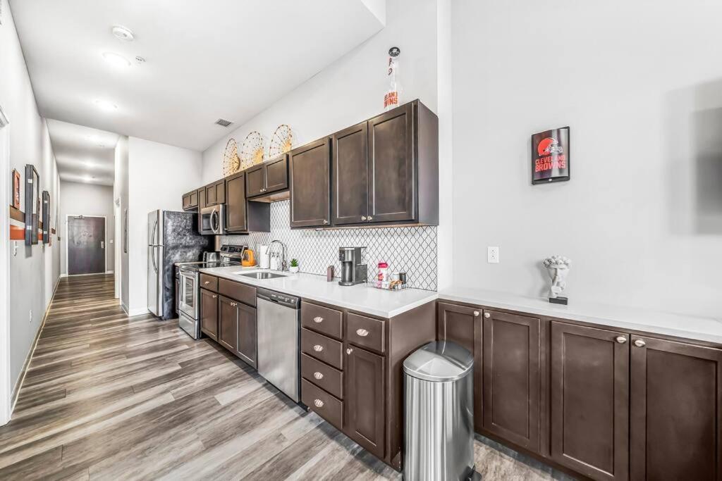 Heart Of Dt With Corner View And With Free Pool & Steam 307 Apartment *