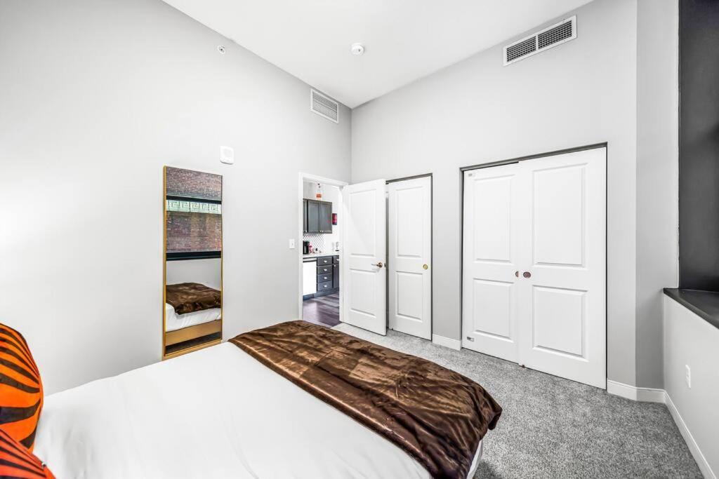 Heart Of Dt With Corner View And With Free Pool & Steam 307 Apartment