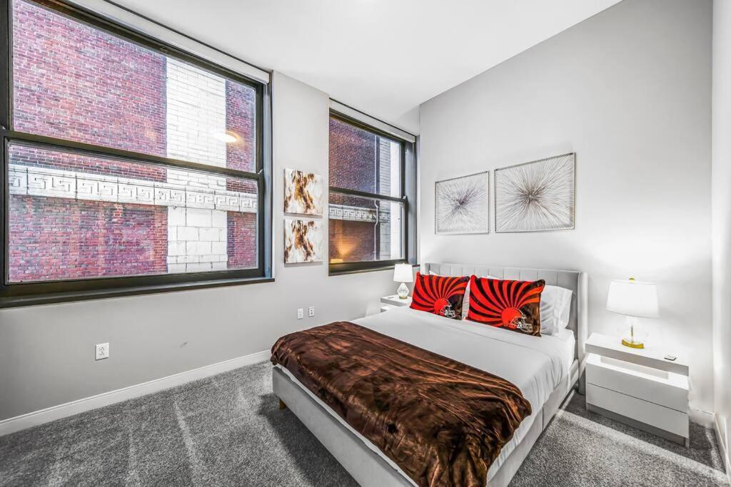 Heart Of Dt With Corner View And With Free Pool & Steam 307