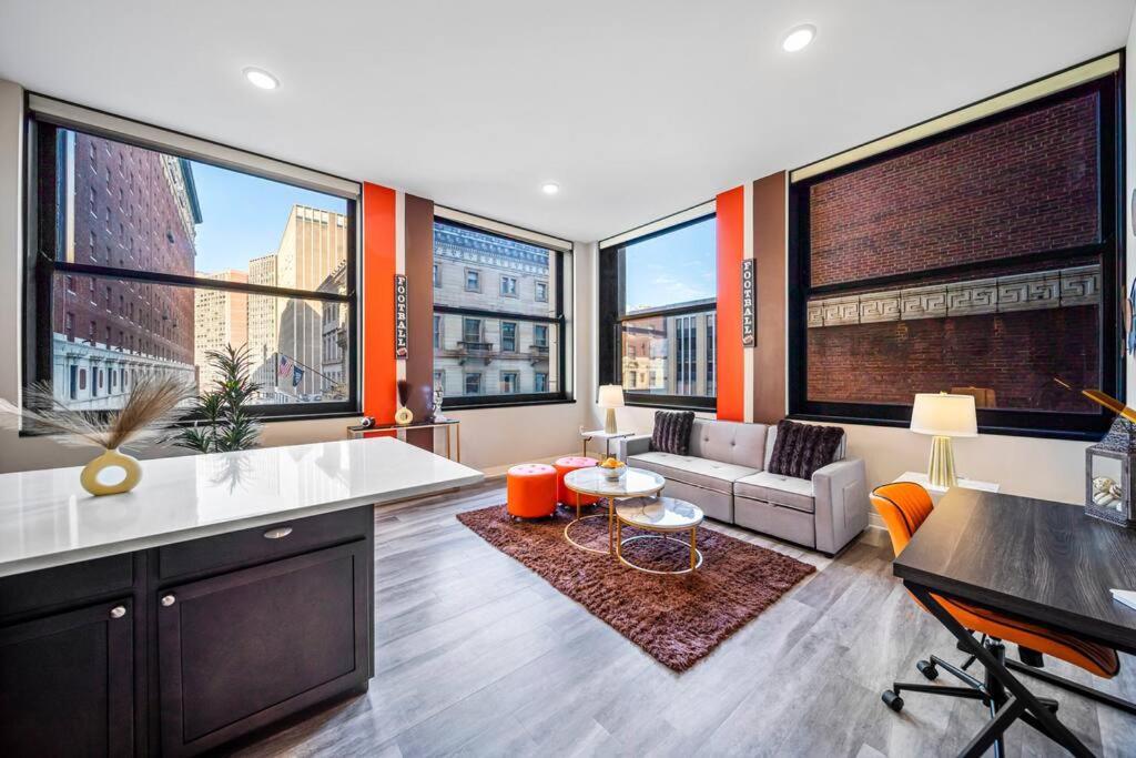 Heart Of Dt With Corner View And With Free Pool & Steam 307 Apartment