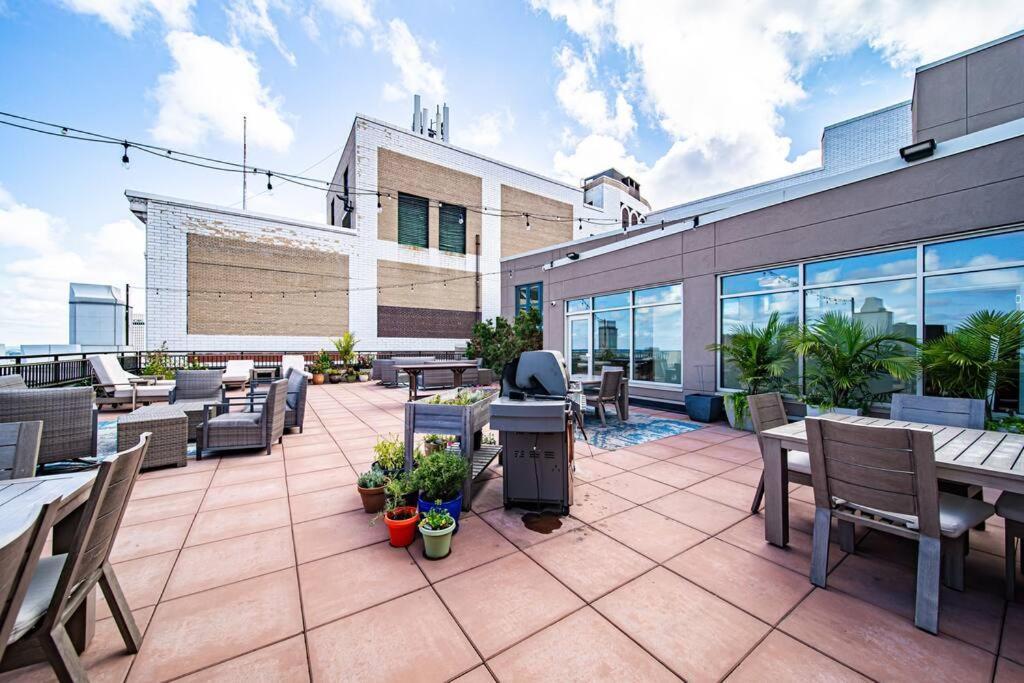 Heart Of Dt With Corner View And With Free Pool & Steam 307 Cleveland