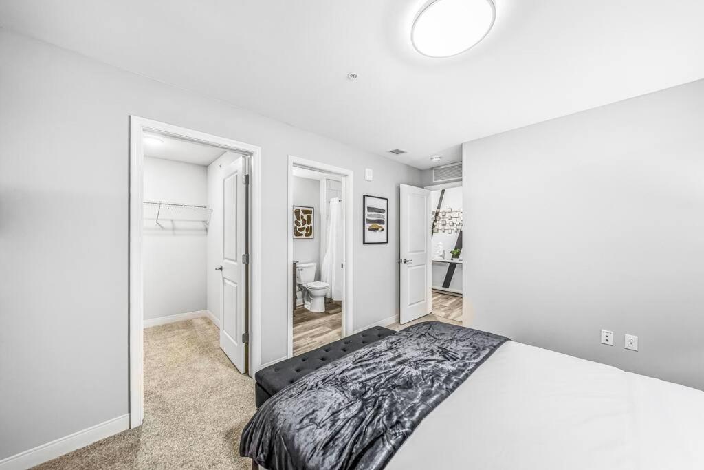 2br Unit With Game Machine With Pool And Gym Access-602 * Cleveland