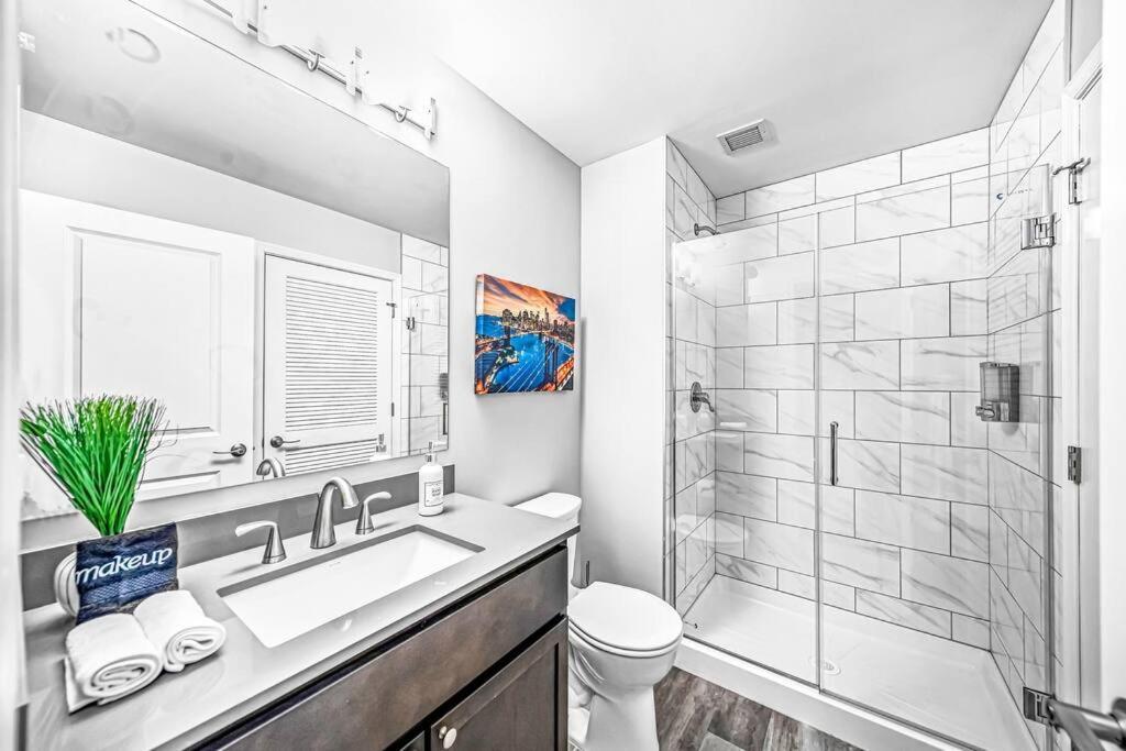 Apartment 2br Unit In The Heart Of Dt With View Of Playhouse Square, Pool & Gym Access- 305 *