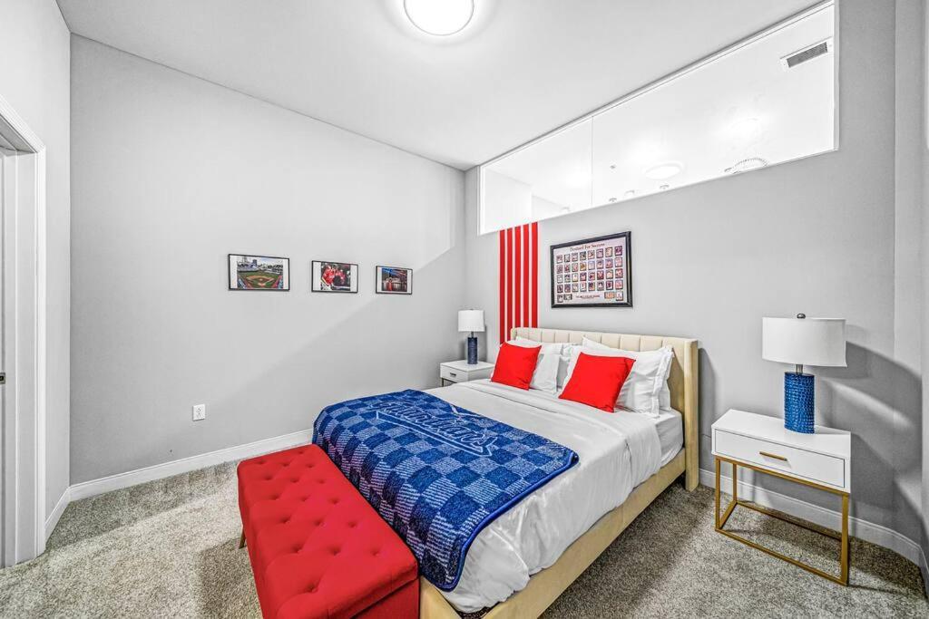 2br Unit In The Heart Of Dt With View Of Playhouse Square, Pool & Gym Access- 305