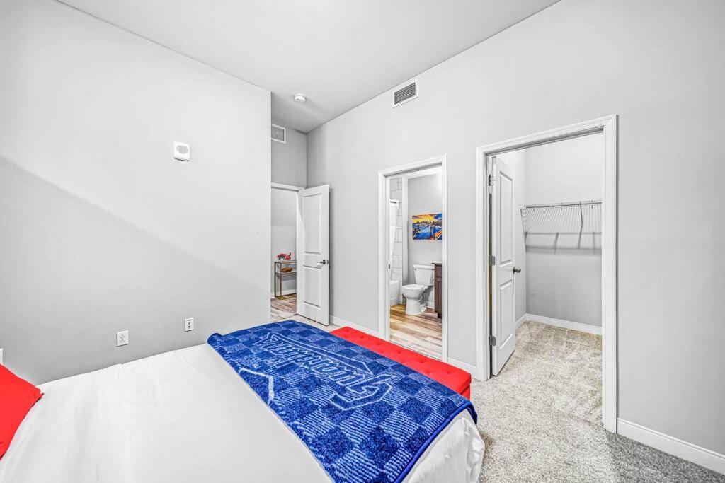 Apartment 2br Unit In The Heart Of Dt With View Of Playhouse Square, Pool & Gym Access- 305