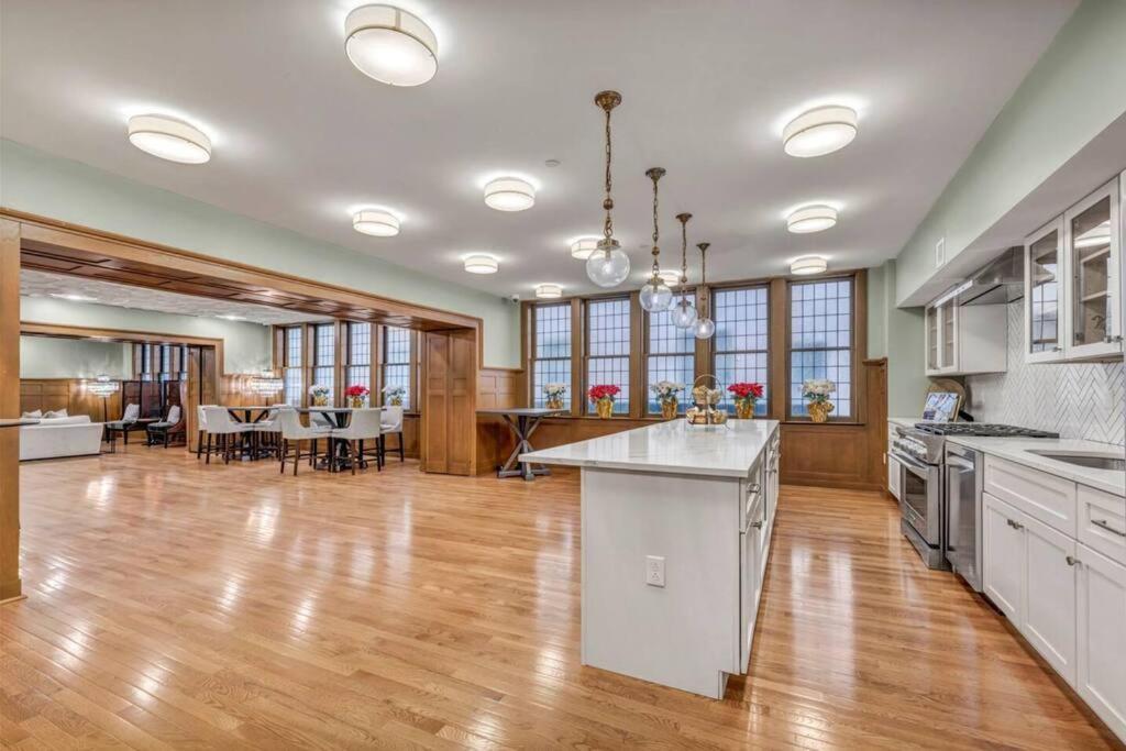 2br Unit In The Heart Of Dt With View Of Playhouse Square, Pool & Gym Access- 305