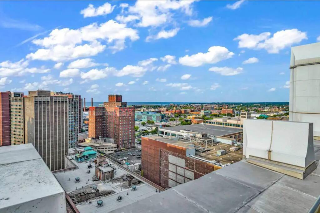2br Unit In The Heart Of Dt With View Of Playhouse Square, Pool & Gym Access- 305 Apartment *