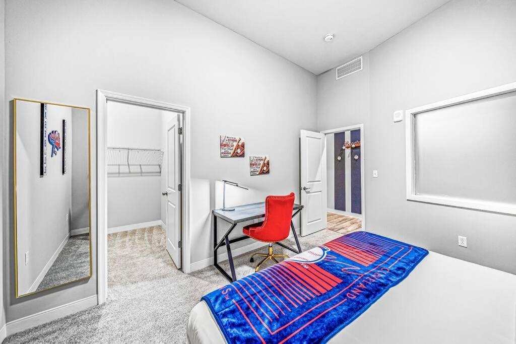 2br Unit In The Heart Of Dt With View Of Playhouse Square, Pool & Gym Access- 305 Apartment *