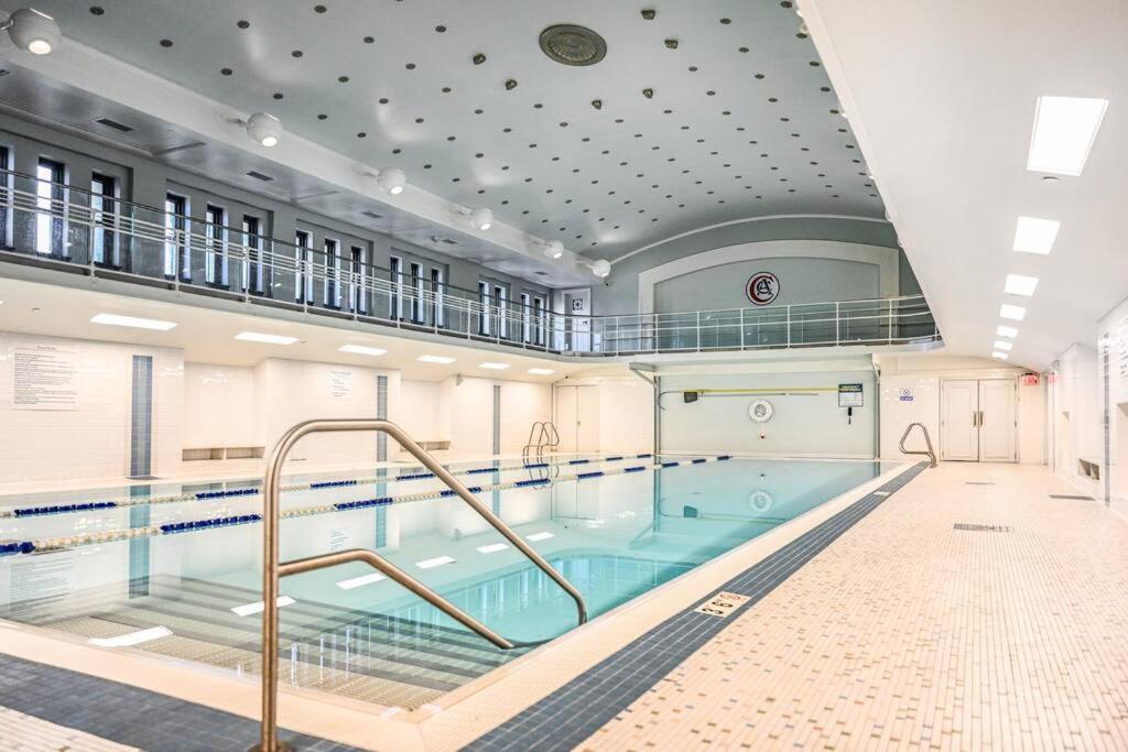 2br Unit In The Heart Of Dt With View Of Playhouse Square, Pool & Gym Access- 305 Cleveland