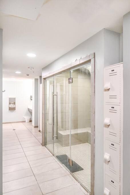 2br Unit In The Heart Of Dt With View Of Playhouse Square, Pool & Gym Access- 305 Apartment *