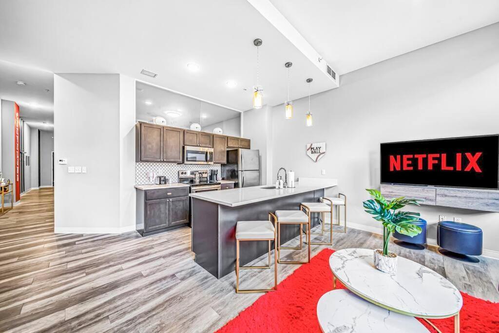 Apartment 2br Unit In The Heart Of Dt With View Of Playhouse Square, Pool & Gym Access- 305 *