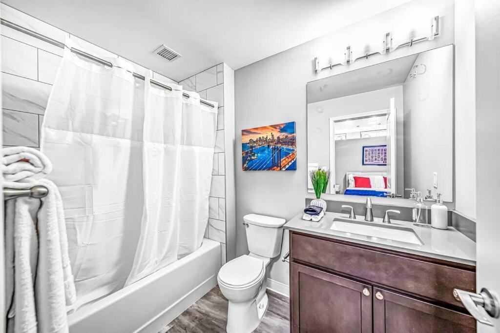 2br Unit In The Heart Of Dt With View Of Playhouse Square, Pool & Gym Access- 305