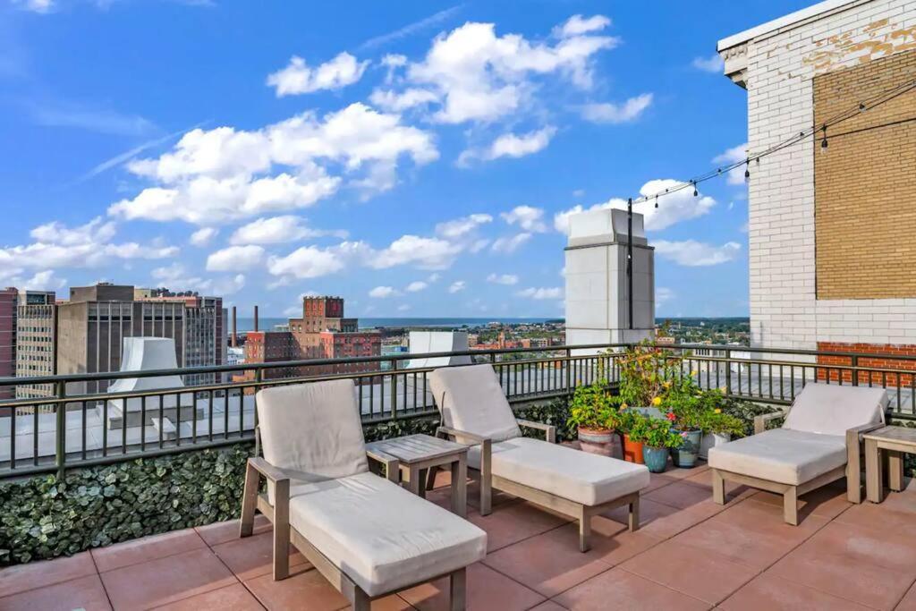 Apartment 2br Unit In The Heart Of Dt With View Of Playhouse Square, Pool & Gym Access- 305 *