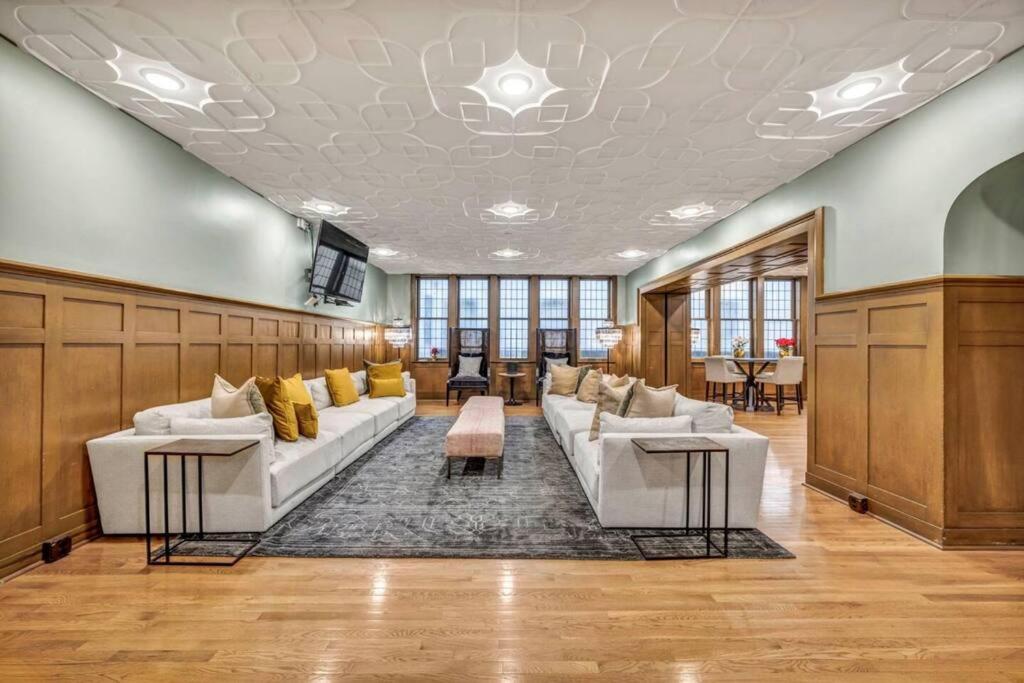 2br Unit In The Heart Of Dt With View Of Playhouse Square, Pool & Gym Access- 305 *