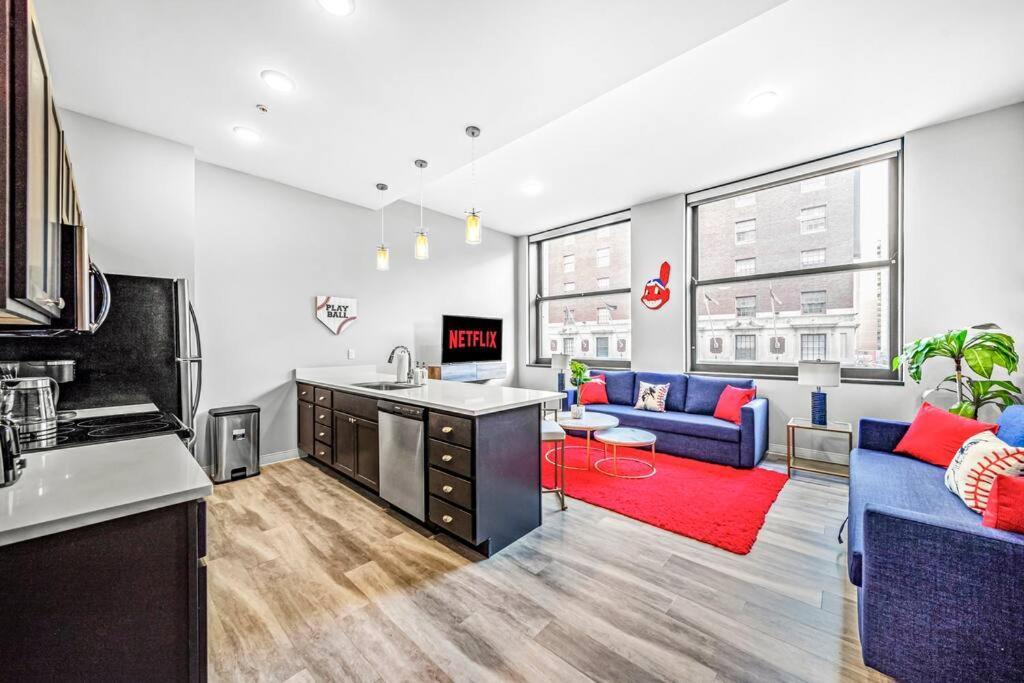2br Unit In The Heart Of Dt With View Of Playhouse Square, Pool & Gym Access- 305 Cleveland