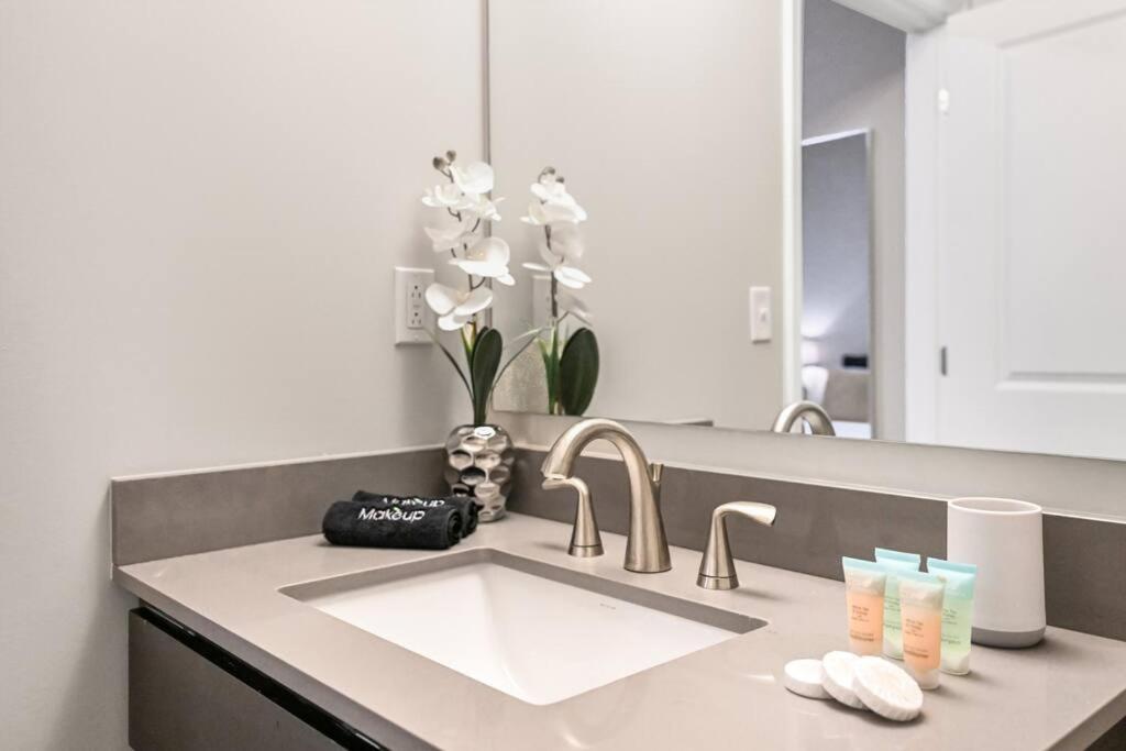 2br Unit In The Heart Of Dt On Playhouse Square, With Pool And Gym Access-1106 *