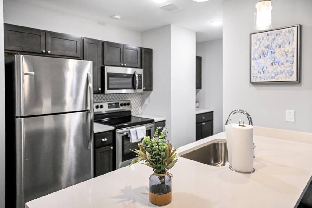 Apartment 2br Unit In The Heart Of Dt On Playhouse Square, With Pool And Gym Access-1106 *