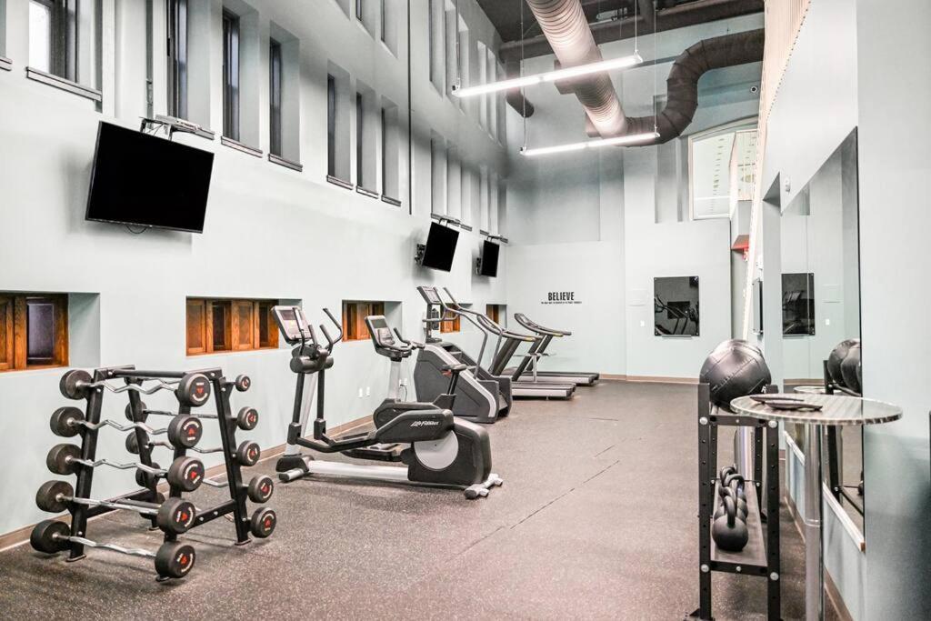 2br Unit In The Heart Of Dt On Playhouse Square, With Pool And Gym Access-1106 *