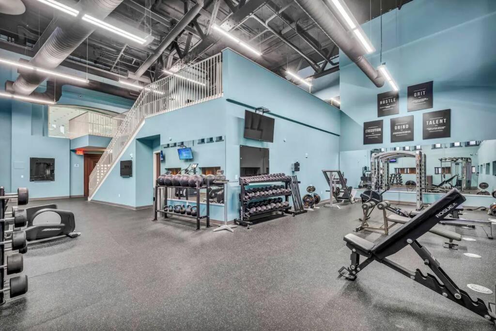Apartment 2br Unit In The Heart Of Dt On Playhouse Square, With Pool And Gym Access-1106
