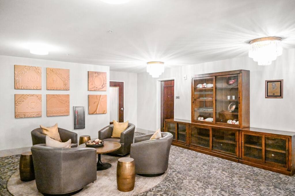 Apartment 2br Unit In The Heart Of Dt On Playhouse Square, With Pool And Gym Access-1106 *