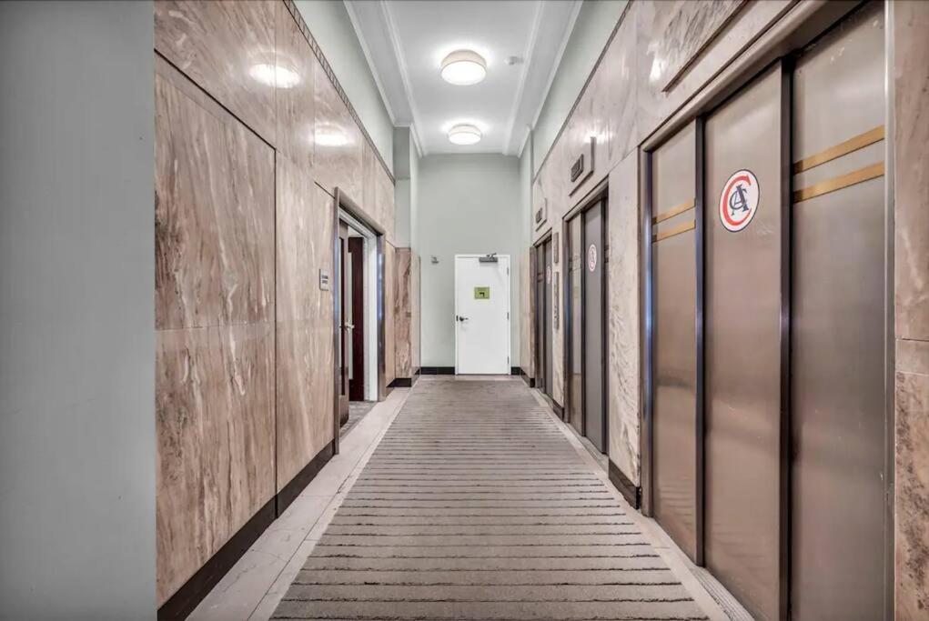 Apartment 2br Unit In The Heart Of Dt On Playhouse Square, With Pool And Gym Access-1106