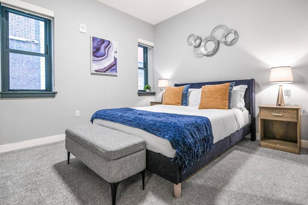 Apartment 2br Unit In The Heart Of Dt On Playhouse Square, With Pool And Gym Access-1106 Cleveland