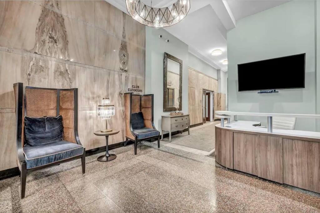 Apartment 2br Unit In The Heart Of Dt On Playhouse Square, With Pool And Gym Access-1106 *