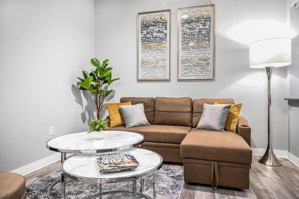 Apartment 2br Unit In The Heart Of Dt On Playhouse Square, With Pool And Gym Access-1106