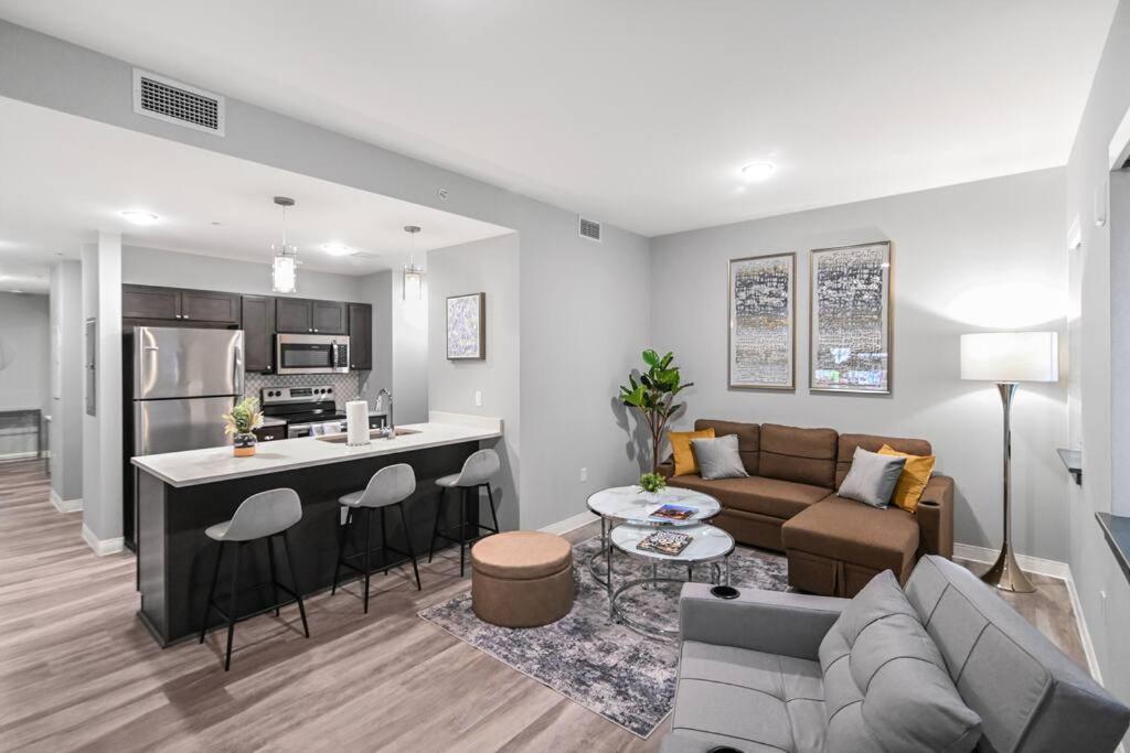 2br Unit In The Heart Of Dt On Playhouse Square, With Pool And Gym Access-1106 *
