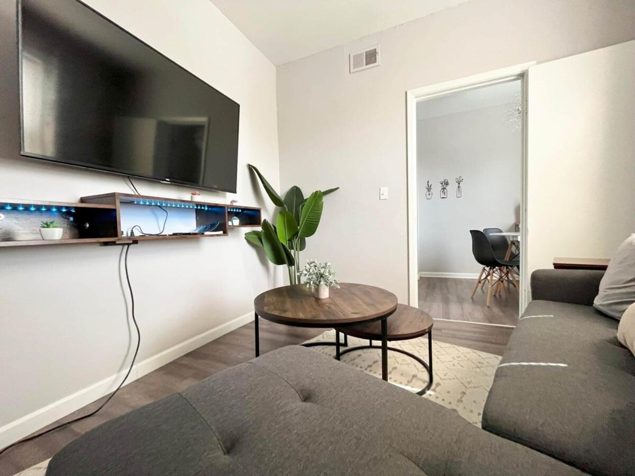 Conteporary Upgraded Dt Cle 2br Apt - Sleeps 6-7 *