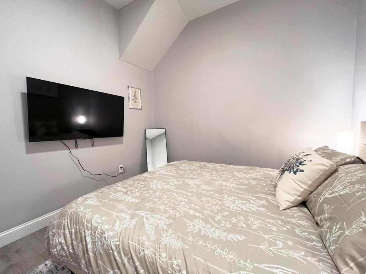 Local Modern Getaway - Ground Floor Cleveland