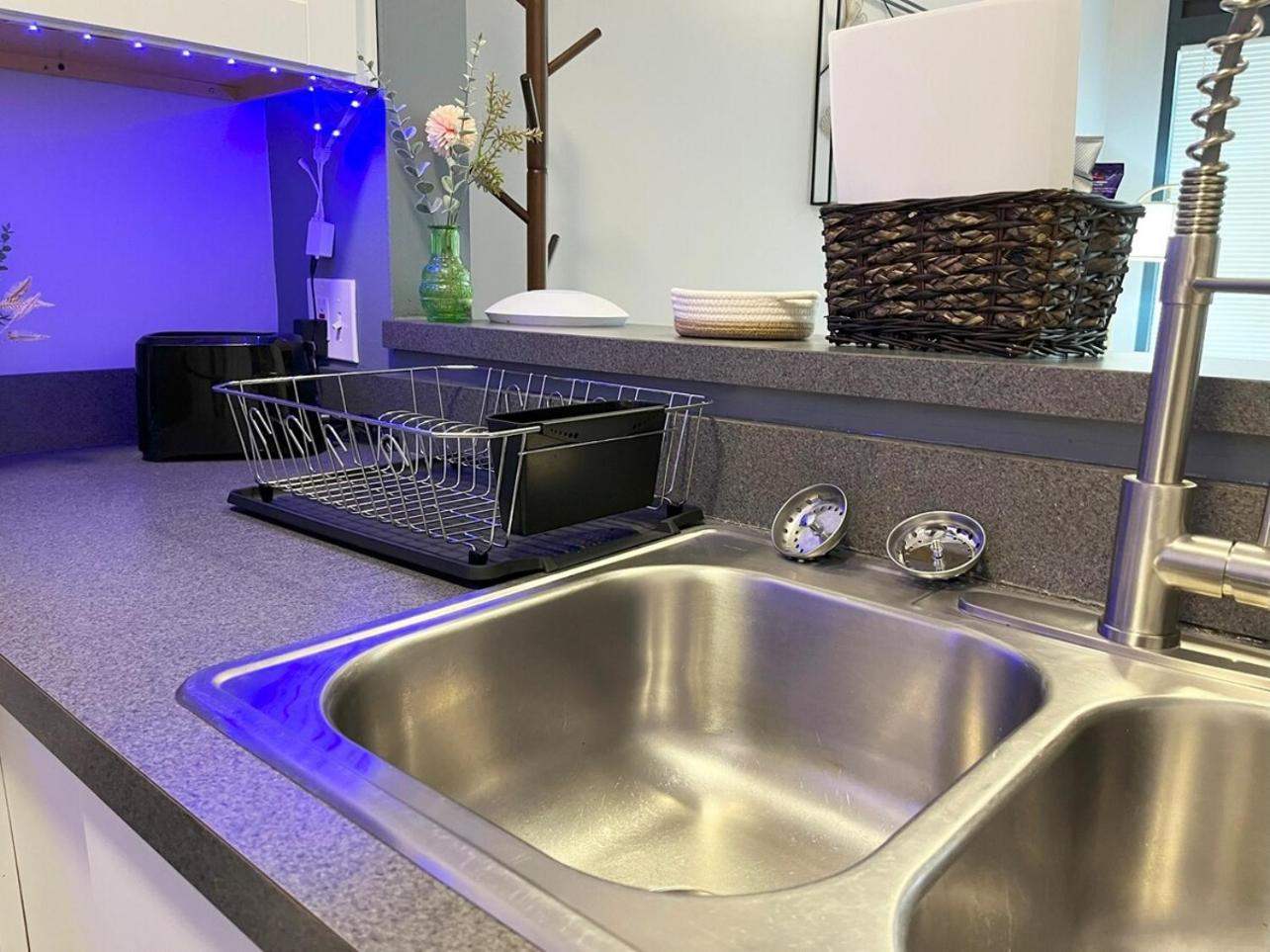 Local Modern Getaway - Ground Floor Apartment Cleveland