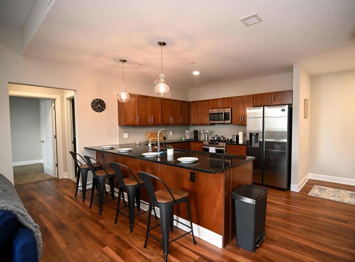 Downtown Sq Stadium Casino Rock Hall Clinic Apartment *