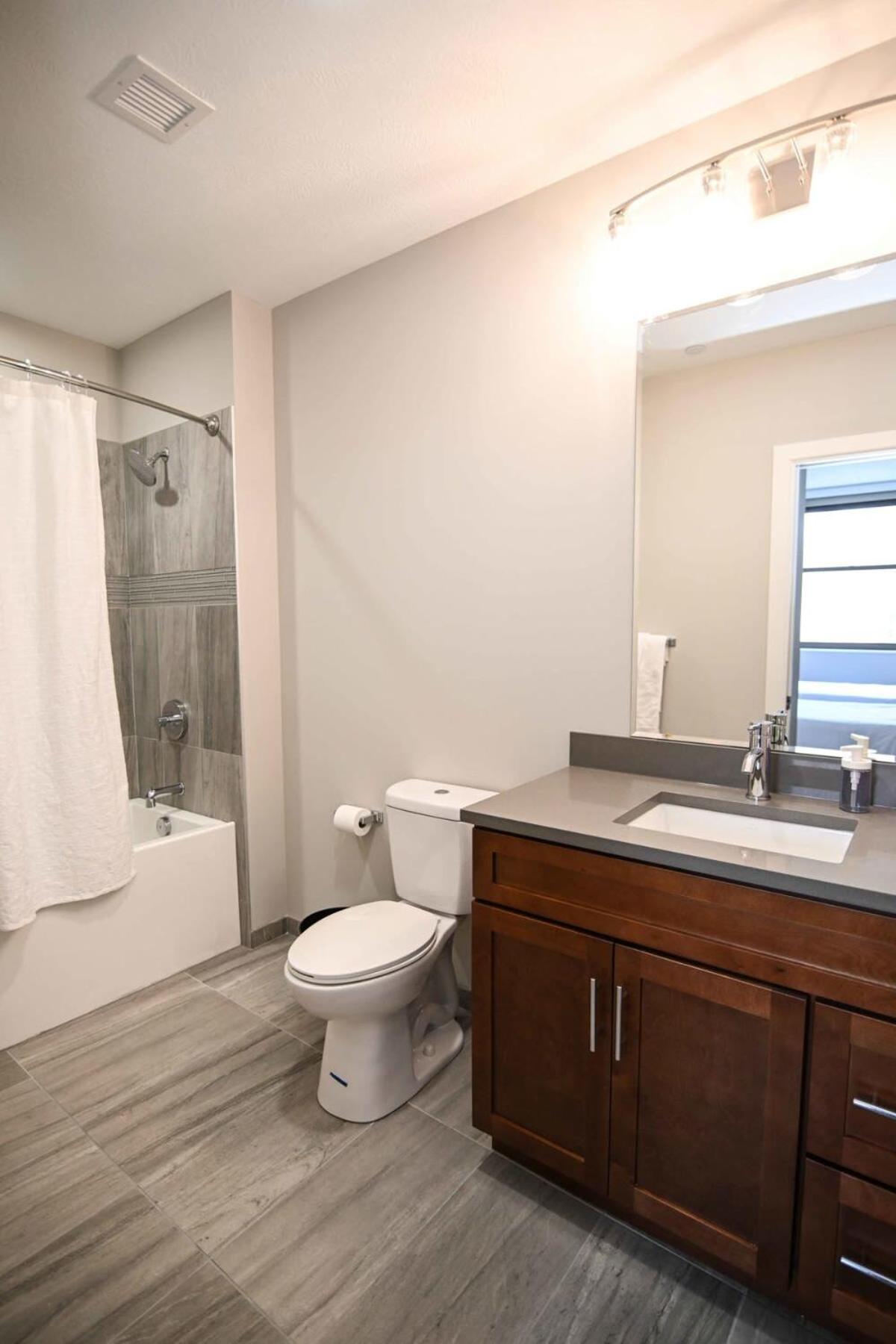 Downtown Sq Stadium Casino Rock Hall Clinic Apartment *