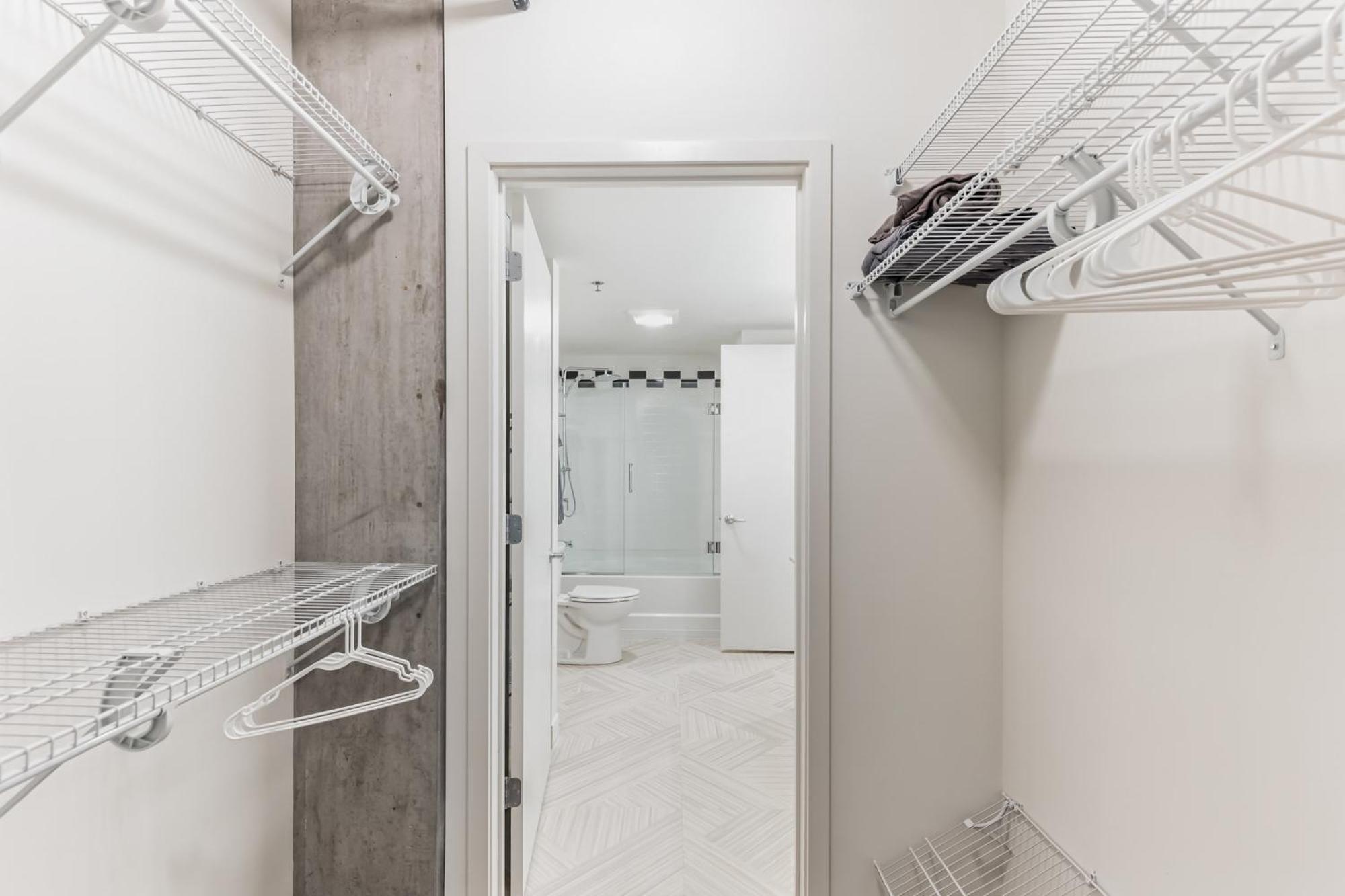 Centrally Located Dt Luxury Apts At Club *