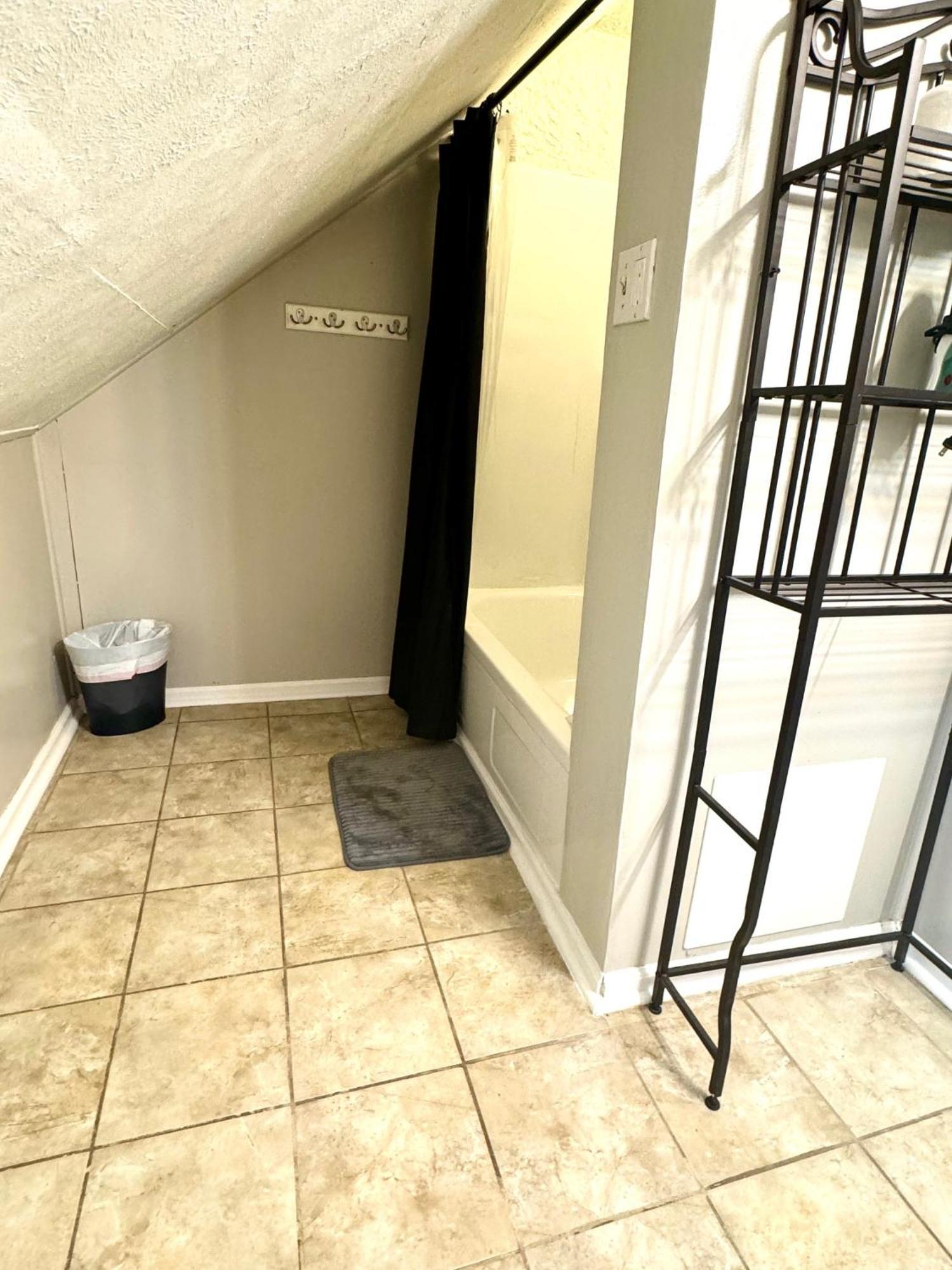 The House - Huge Ohio District - 5 Minutes From Downtown - W45th1 Upper Apartment *
