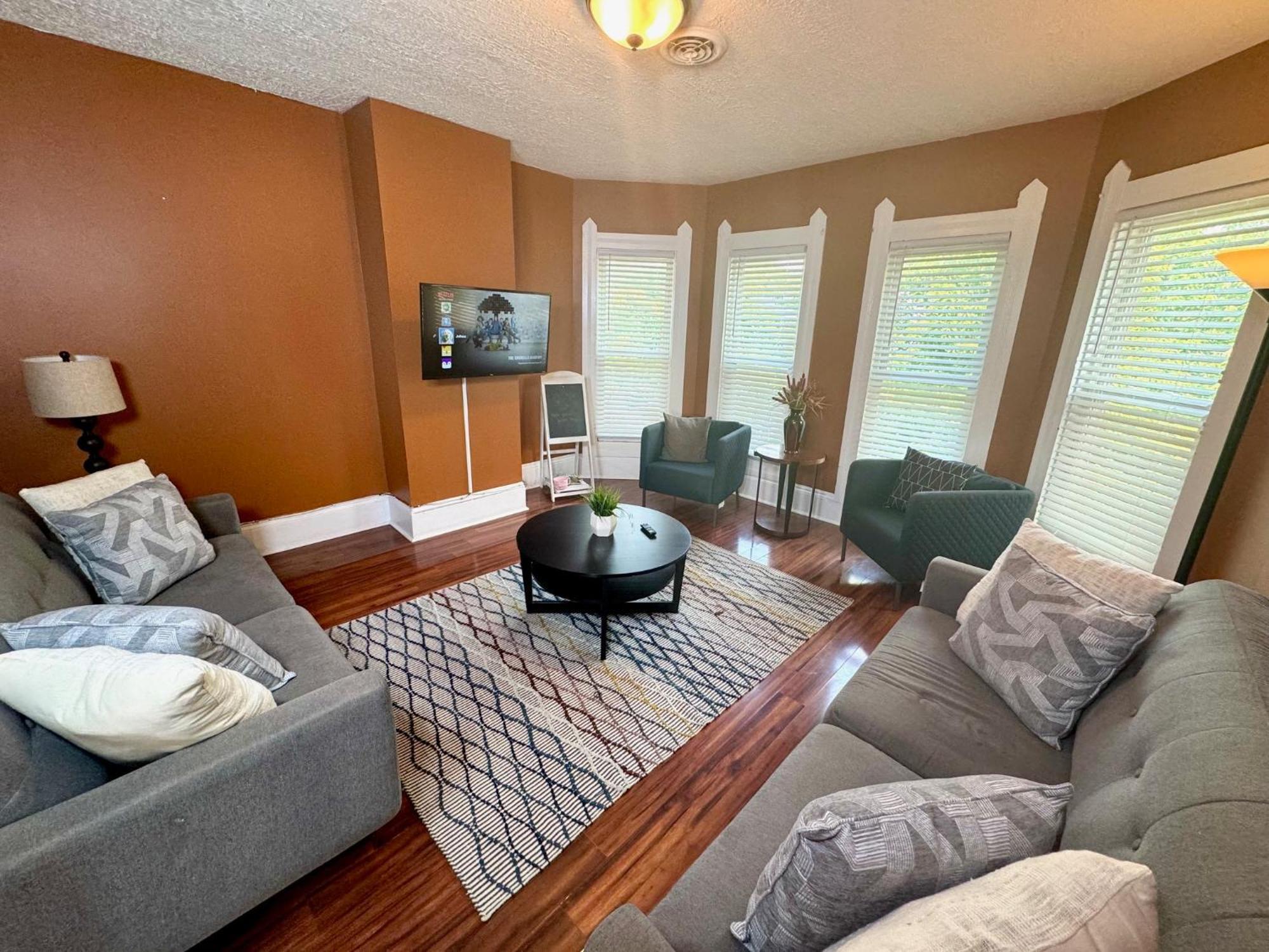 The House - Huge Ohio District - 5 Minutes From Downtown - W45th1 Upper Apartment *