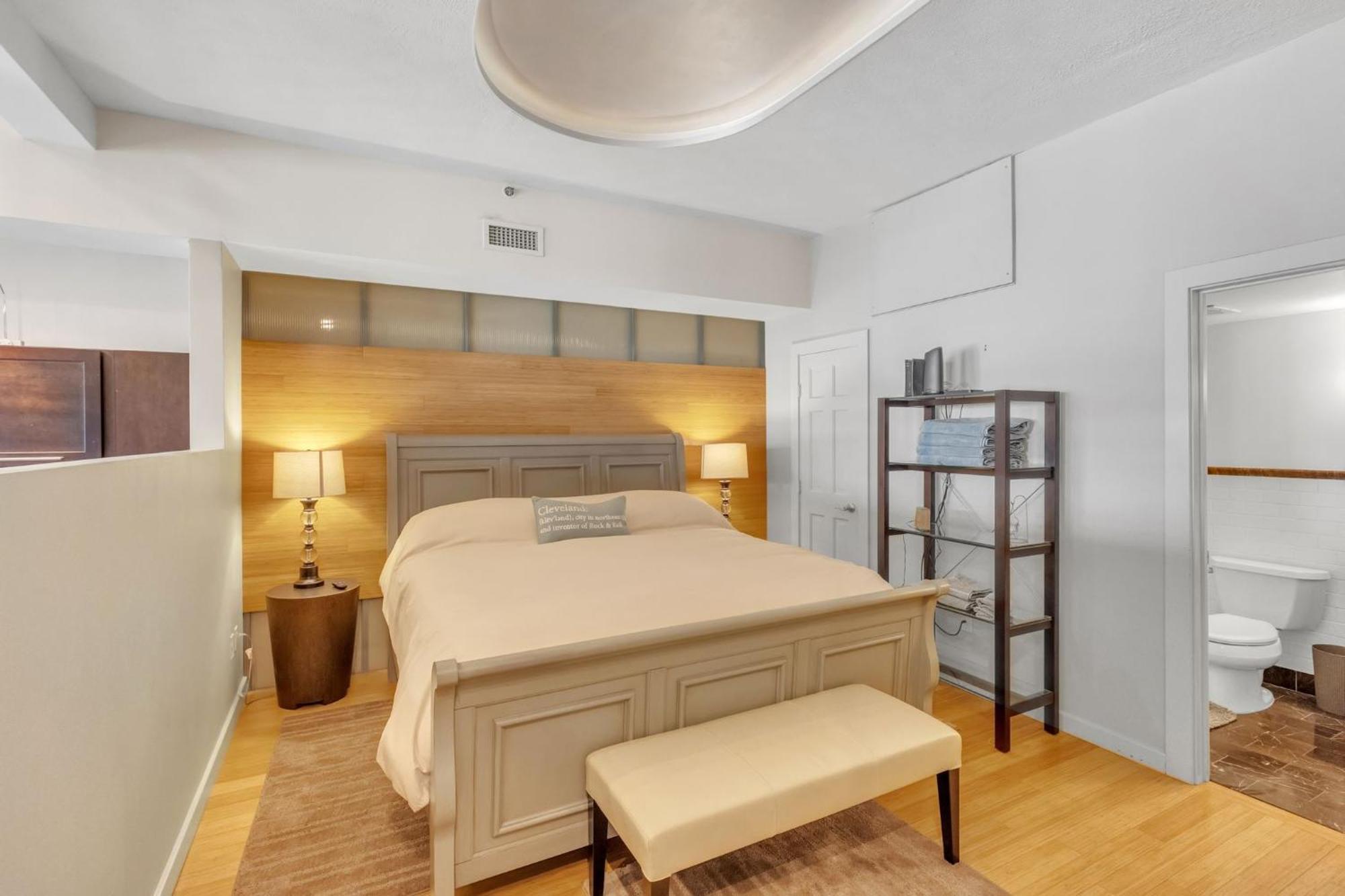 Downtown Cleveland- Steps To Sports & Events Apartment