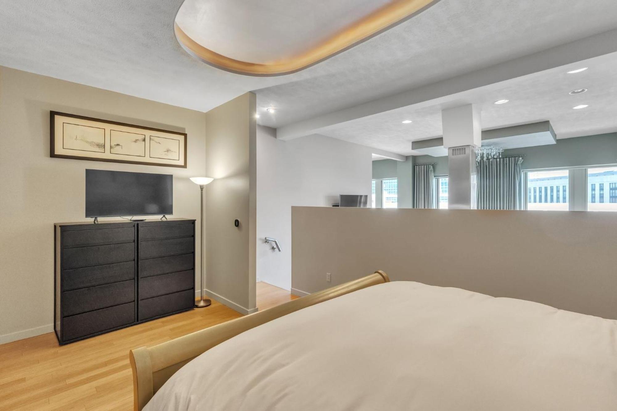 Downtown Cleveland- Steps To Sports & Events Apartment *