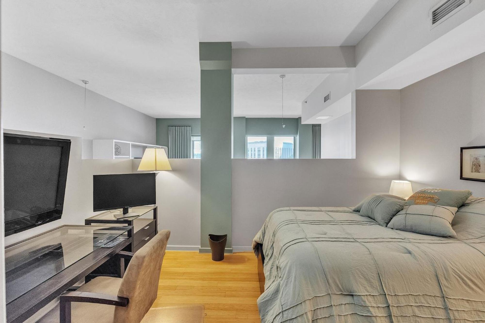 Downtown Cleveland- Steps To Sports & Events Apartment