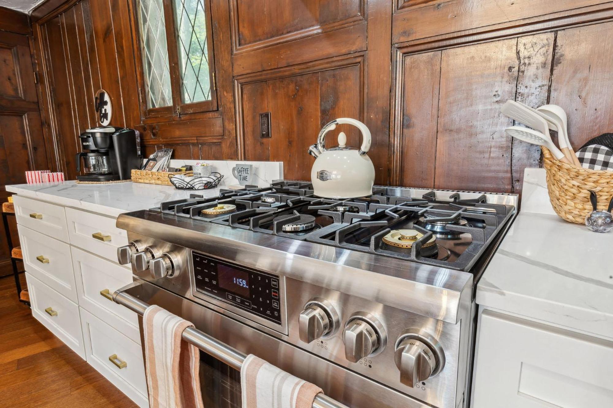 Enchanted Castle - Your Royal Getaway Awaits Cleveland