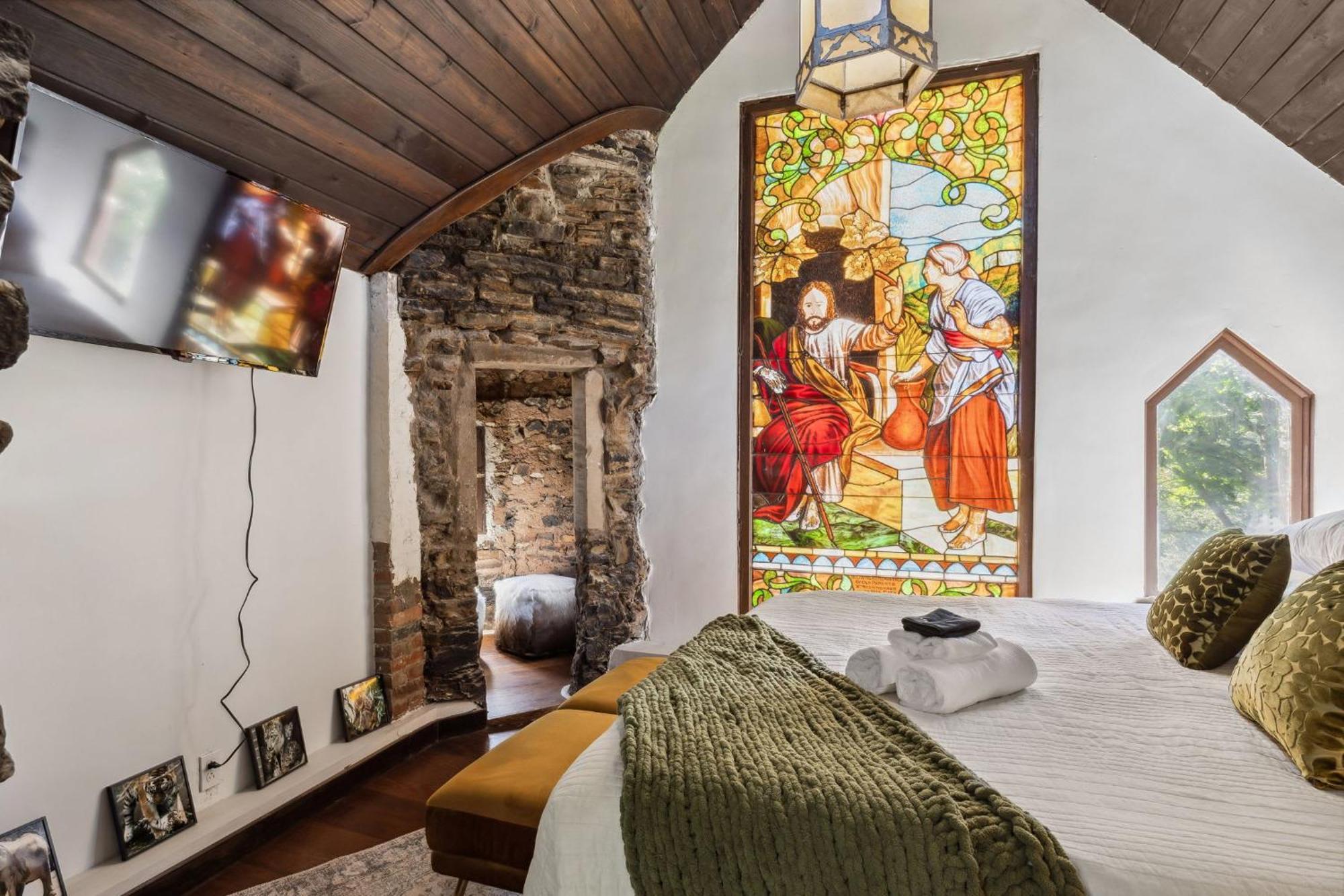 Enchanted Castle - Your Royal Getaway Awaits Cleveland